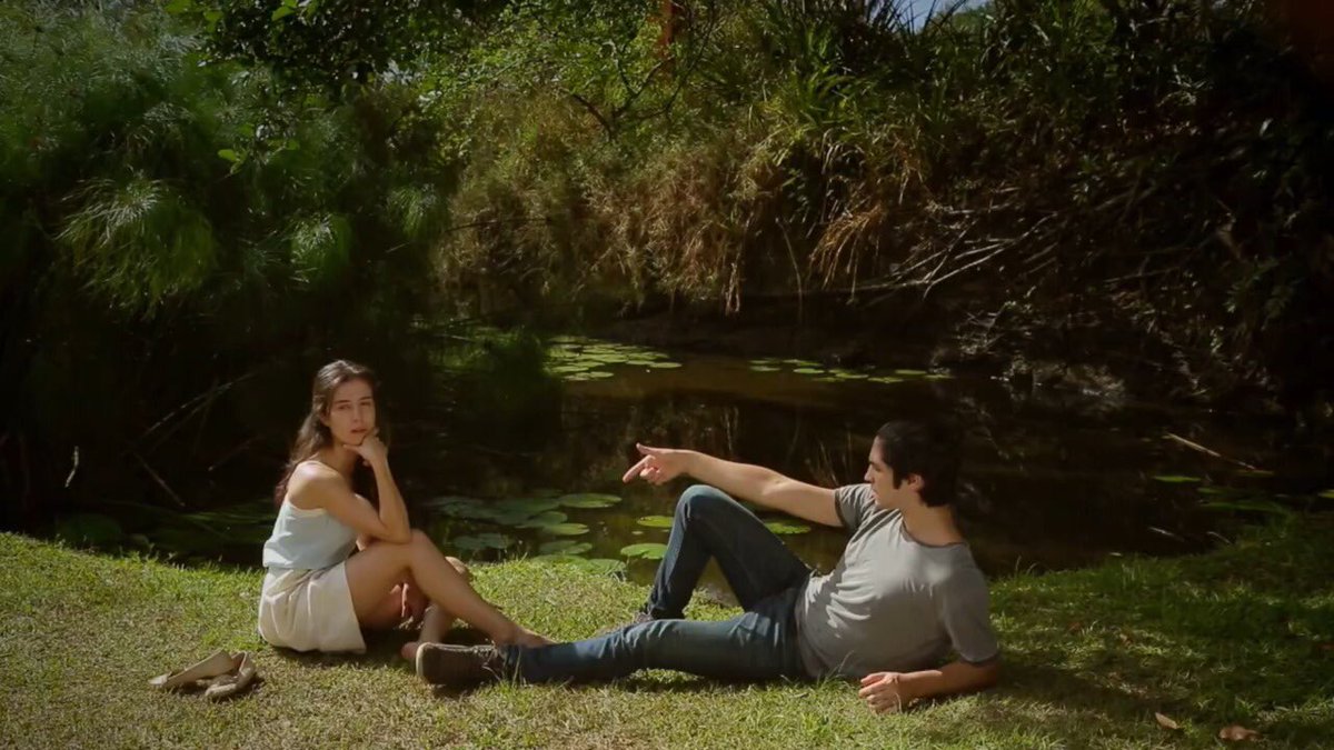 O casal na grama à beira da água, still de Garoto, de Júlio Bressane