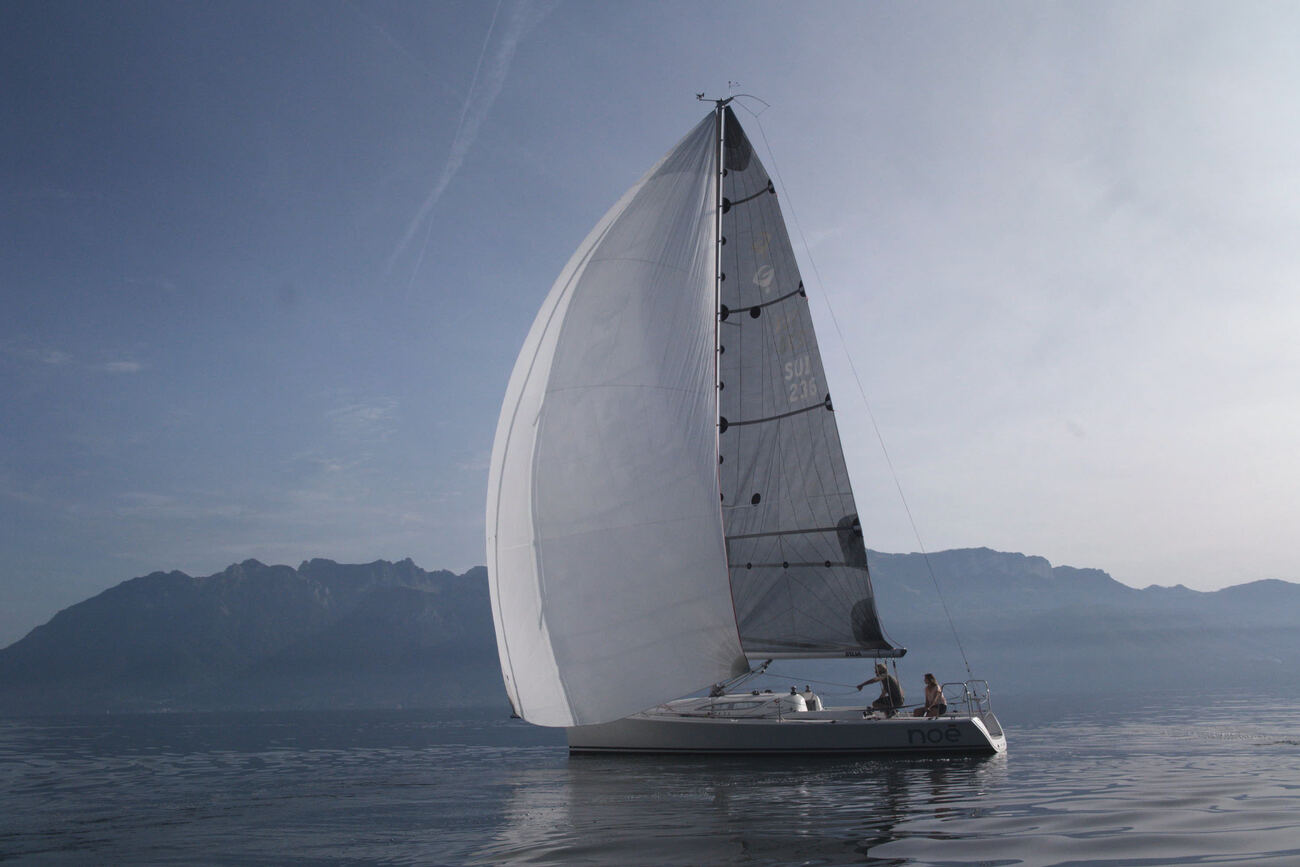 O barco a toda vela, as montanhas na névoa