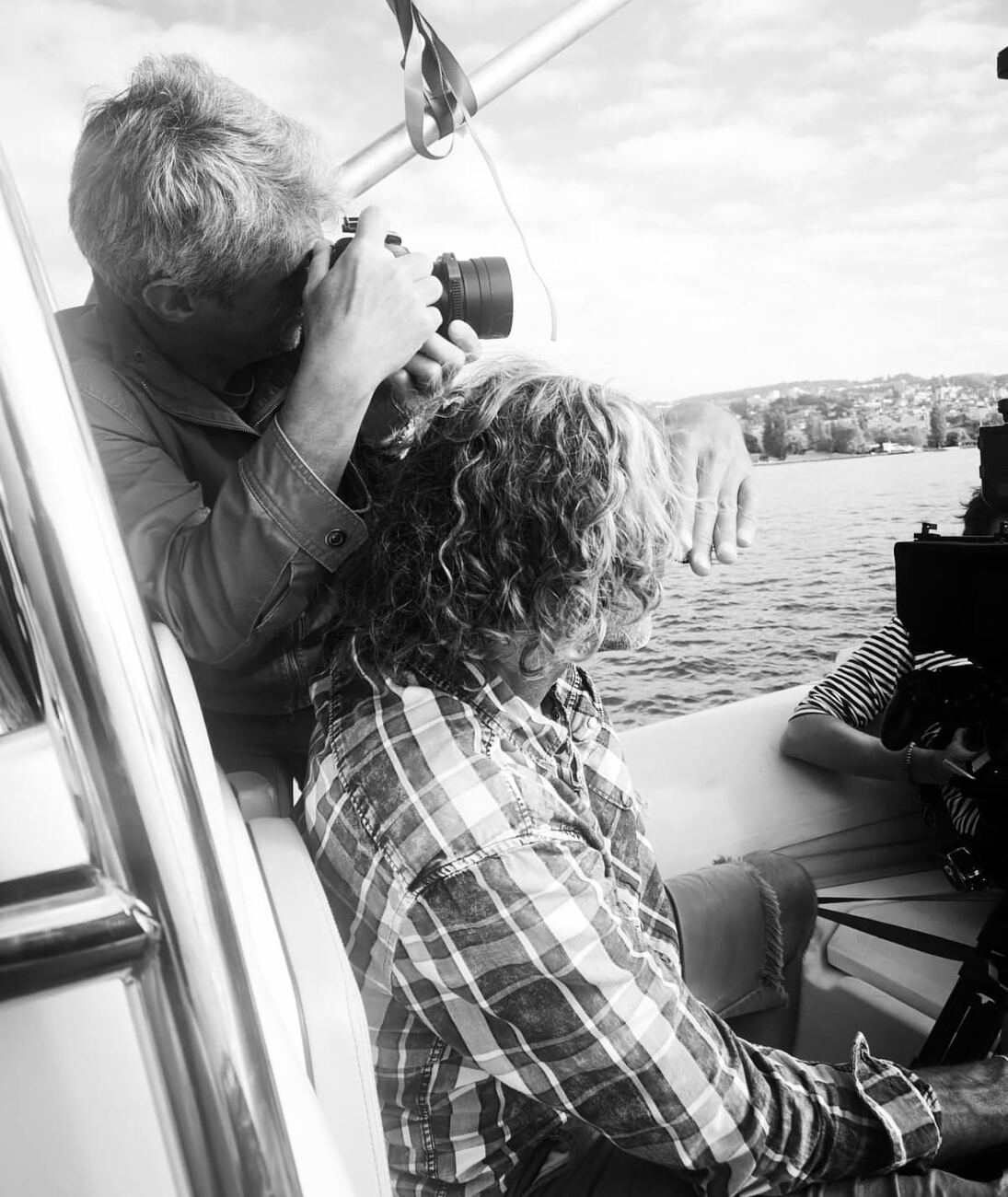 Fabrice filmando com a Leica no olho, no barco