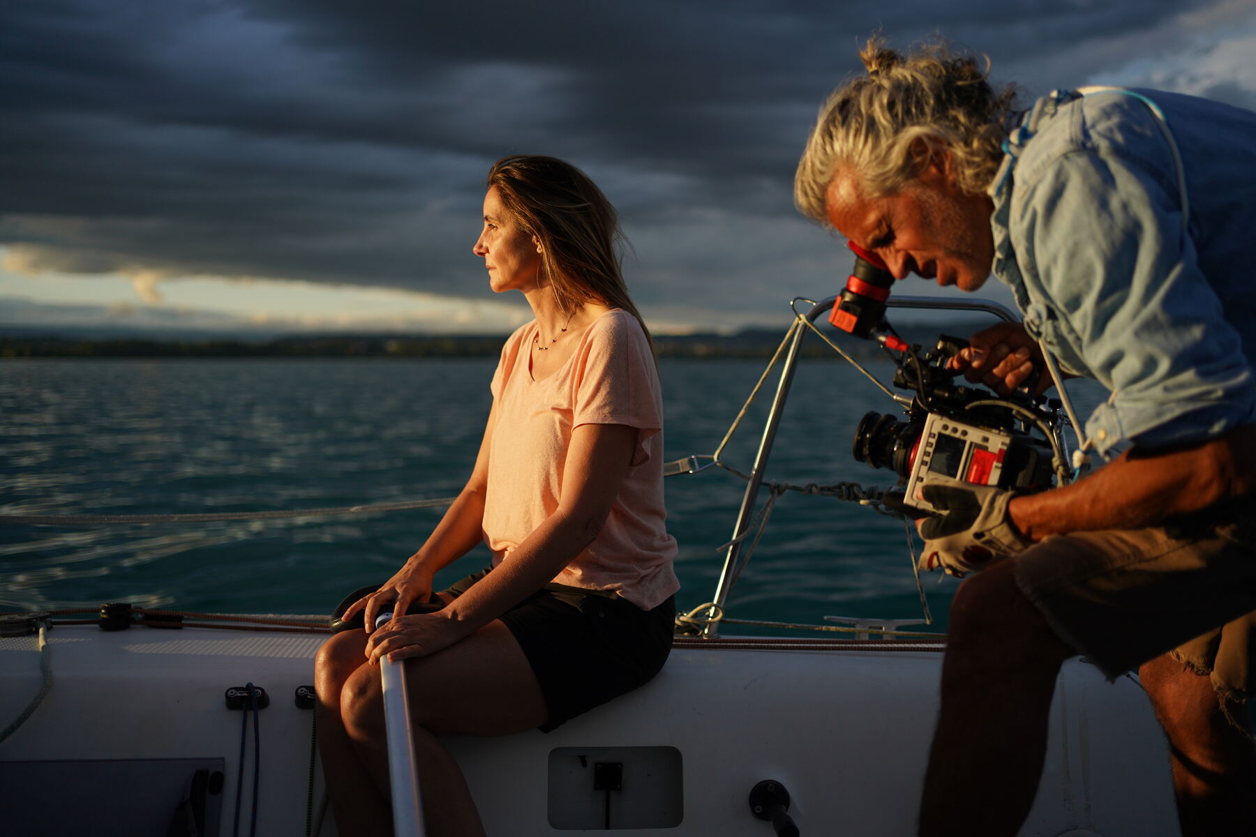 Joseph no visor da Kinefinity; Clotilde na última luz dourada, o céu de tempestade atrás